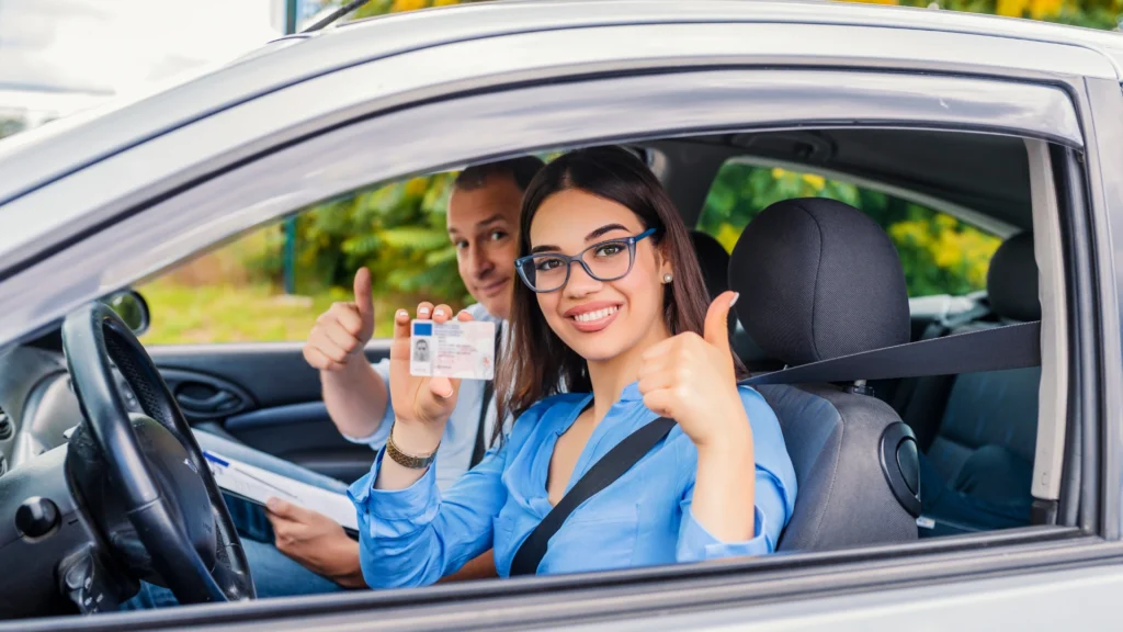 nauka jazdy kobieta z prawem jazdy